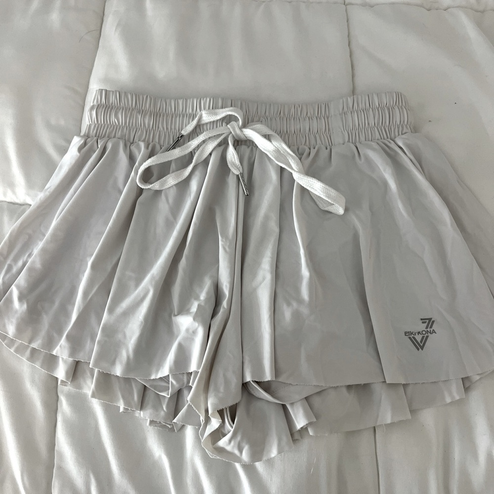White Keiki Kona shorts size small